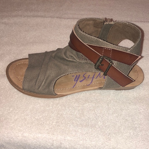 Blowfish Shoes - NWOT Blowfish badey flat sandal